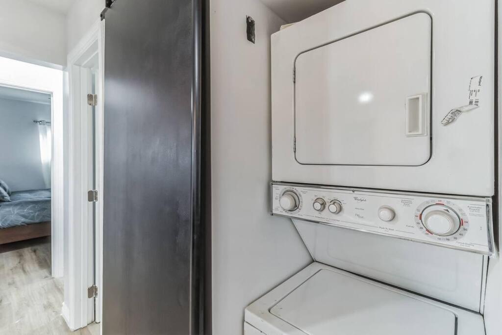Modern City Ranch 3 Bdrm Family Home Access By Dirt Road パームデール エクステリア 写真