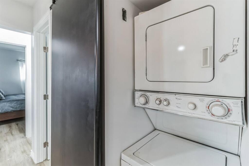 Modern City Ranch 3 Bdrm Family Home Access By Dirt Road パームデール エクステリア 写真