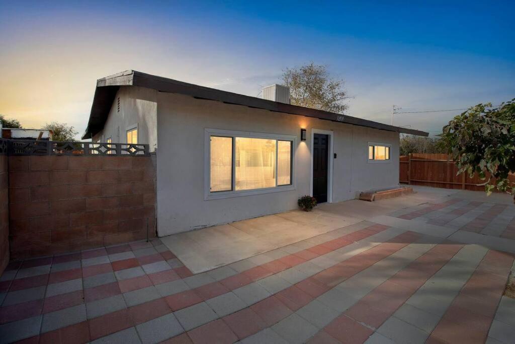 Modern City Ranch 3 Bdrm Family Home Access By Dirt Road パームデール エクステリア 写真