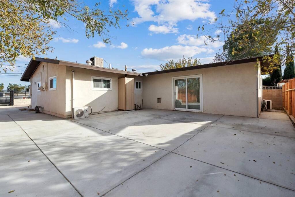Modern City Ranch 3 Bdrm Family Home Access By Dirt Road パームデール エクステリア 写真