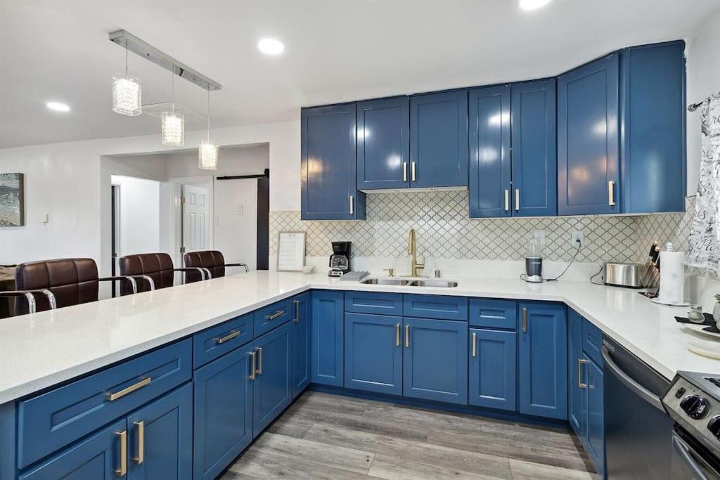 Modern City Ranch 3 Bdrm Family Home Access By Dirt Road パームデール エクステリア 写真