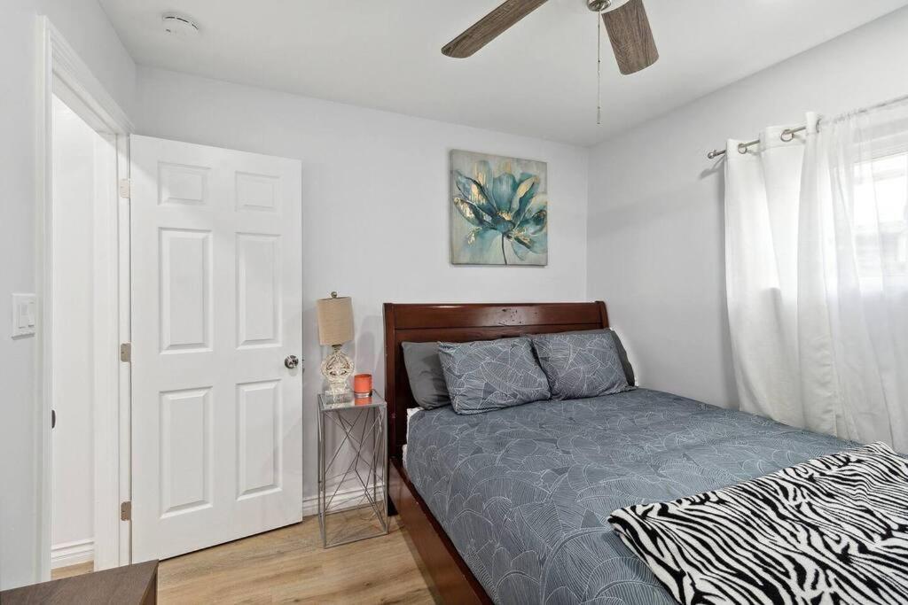 Modern City Ranch 3 Bdrm Family Home Access By Dirt Road パームデール エクステリア 写真