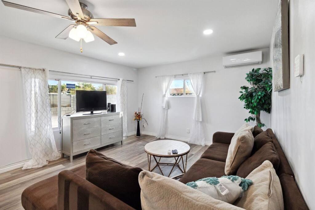Modern City Ranch 3 Bdrm Family Home Access By Dirt Road パームデール エクステリア 写真