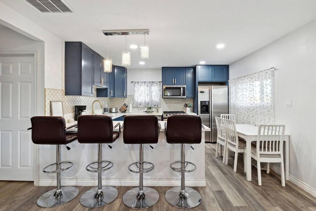 Modern City Ranch 3 Bdrm Family Home Access By Dirt Road パームデール エクステリア 写真