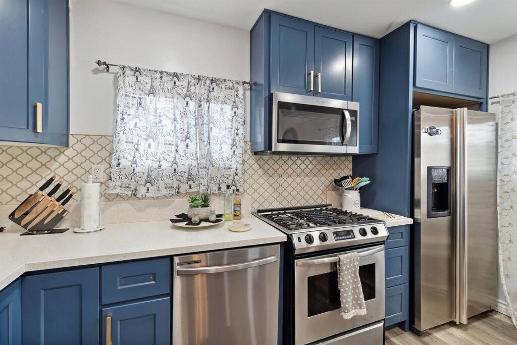 Modern City Ranch 3 Bdrm Family Home Access By Dirt Road パームデール エクステリア 写真