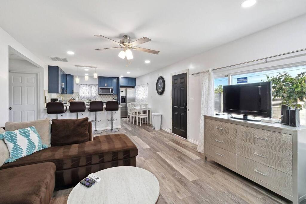 Modern City Ranch 3 Bdrm Family Home Access By Dirt Road パームデール エクステリア 写真