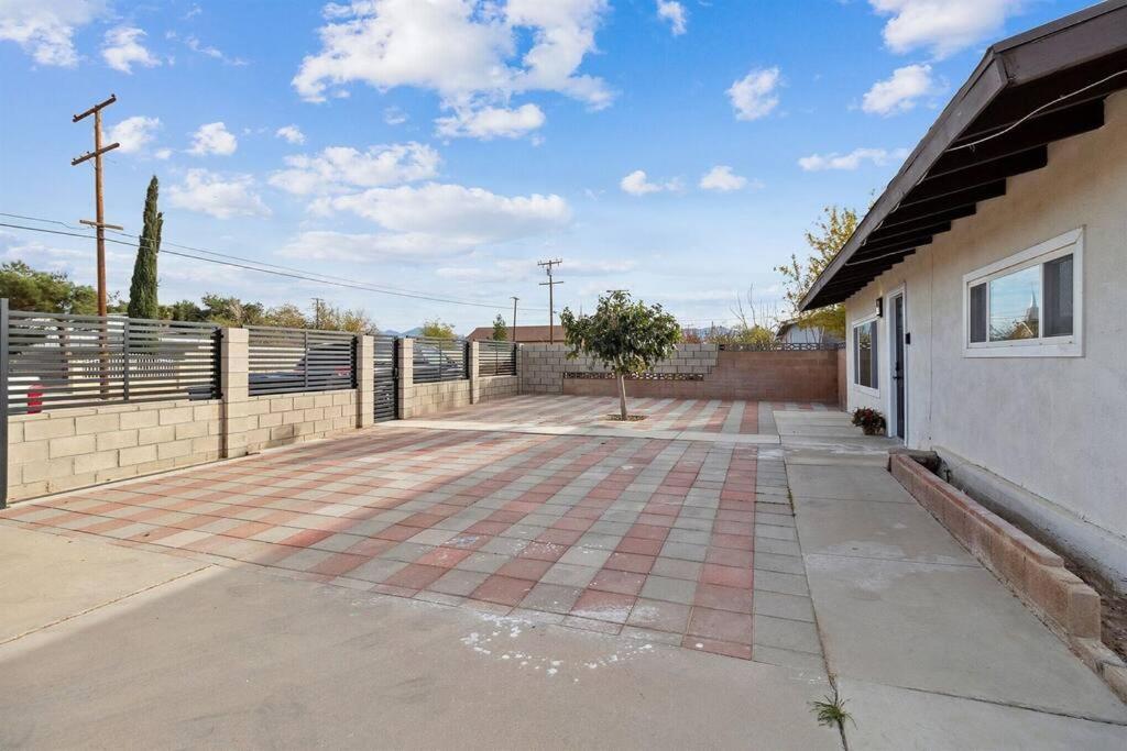 Modern City Ranch 3 Bdrm Family Home Access By Dirt Road パームデール エクステリア 写真