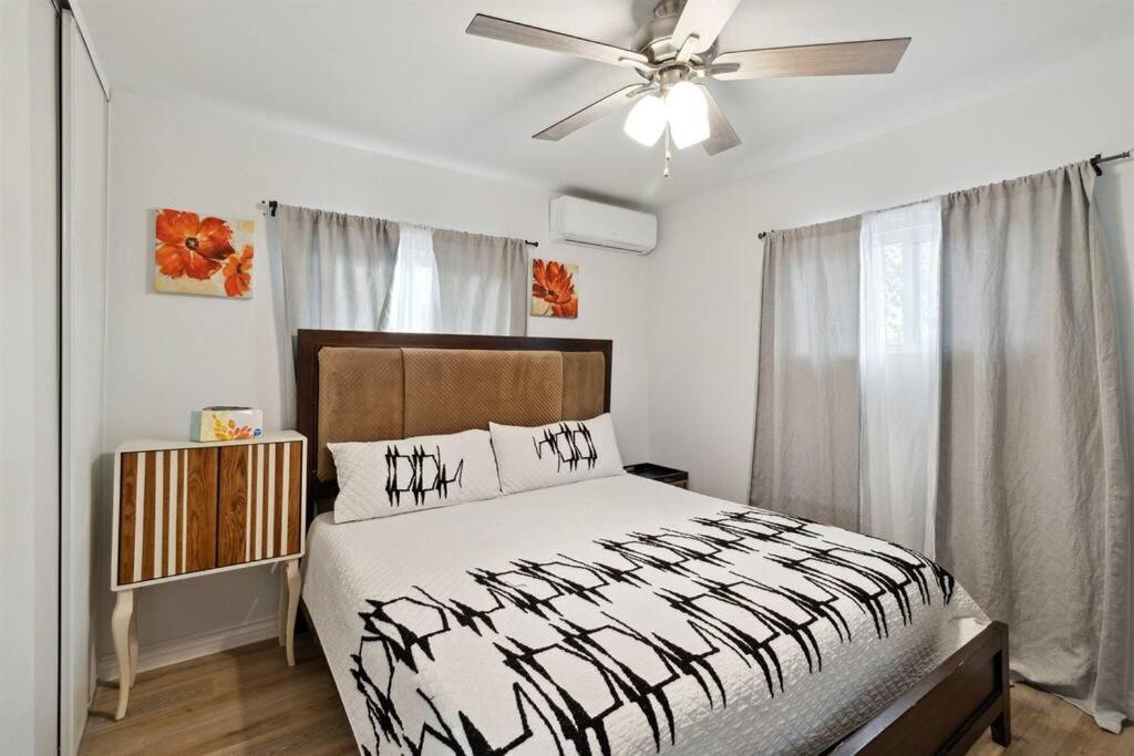 Modern City Ranch 3 Bdrm Family Home Access By Dirt Road パームデール エクステリア 写真
