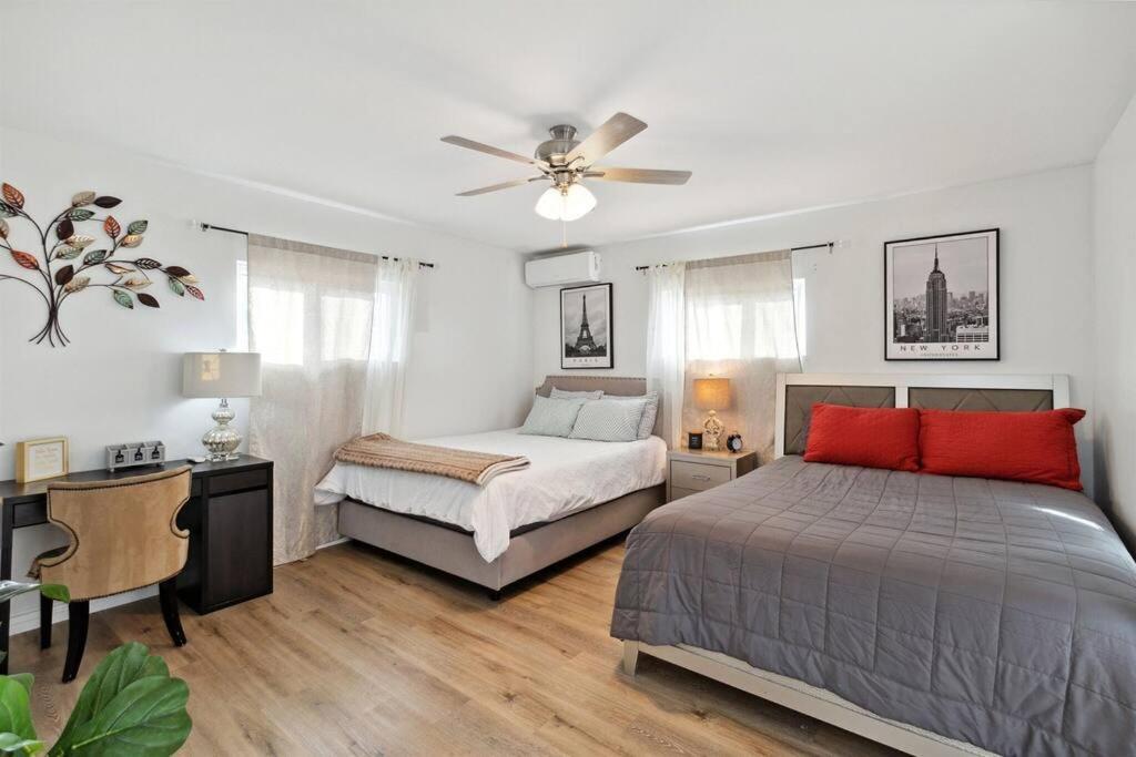 Modern City Ranch 3 Bdrm Family Home Access By Dirt Road パームデール エクステリア 写真