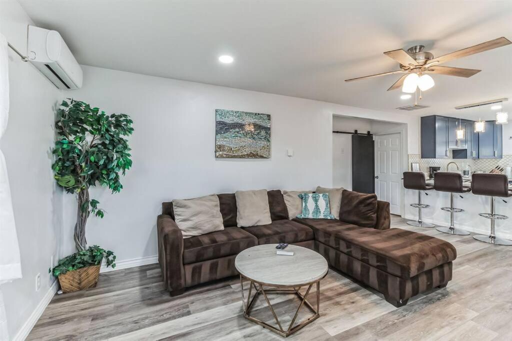 Modern City Ranch 3 Bdrm Family Home Access By Dirt Road パームデール エクステリア 写真