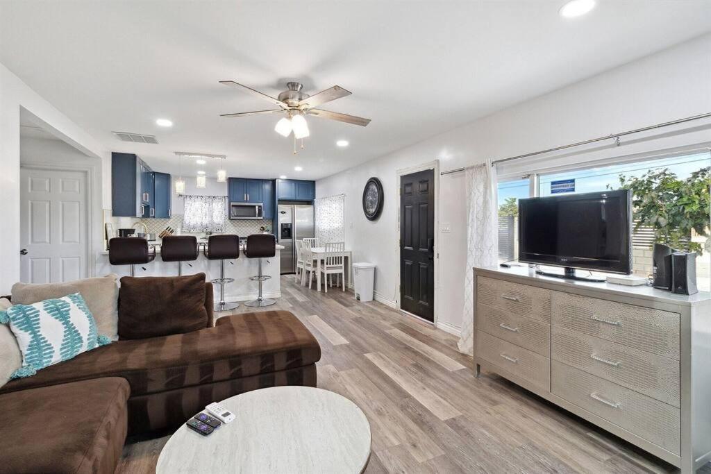 Modern City Ranch 3 Bdrm Family Home Access By Dirt Road パームデール エクステリア 写真
