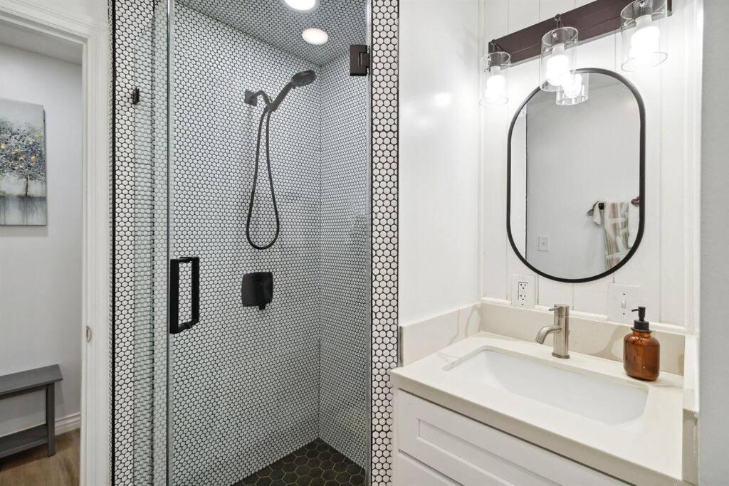 Modern City Ranch 3 Bdrm Family Home Access By Dirt Road パームデール エクステリア 写真