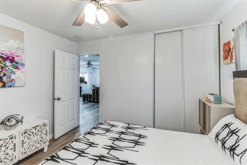 Modern City Ranch 3 Bdrm Family Home Access By Dirt Road パームデール エクステリア 写真