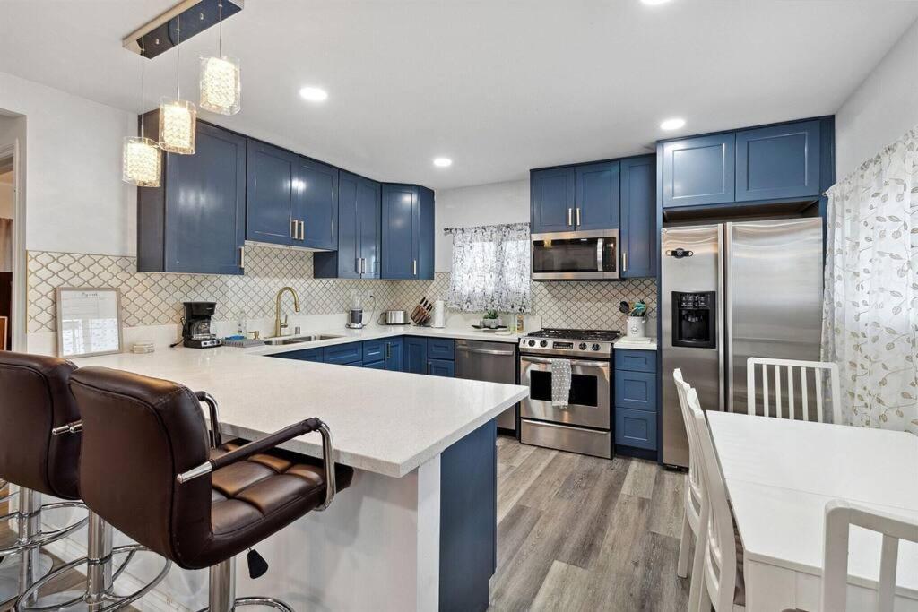 Modern City Ranch 3 Bdrm Family Home Access By Dirt Road パームデール エクステリア 写真