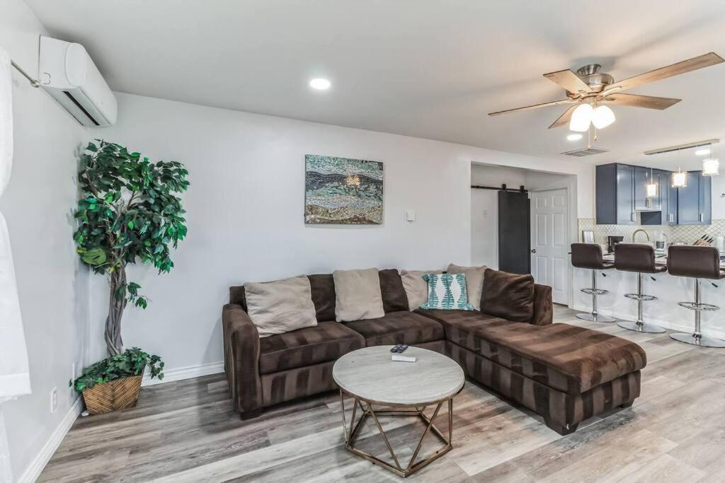 Modern City Ranch 3 Bdrm Family Home Access By Dirt Road パームデール エクステリア 写真