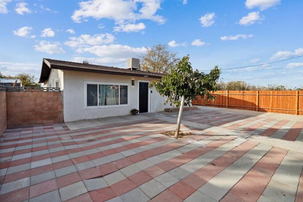 Modern City Ranch 3 Bdrm Family Home Access By Dirt Road パームデール エクステリア 写真