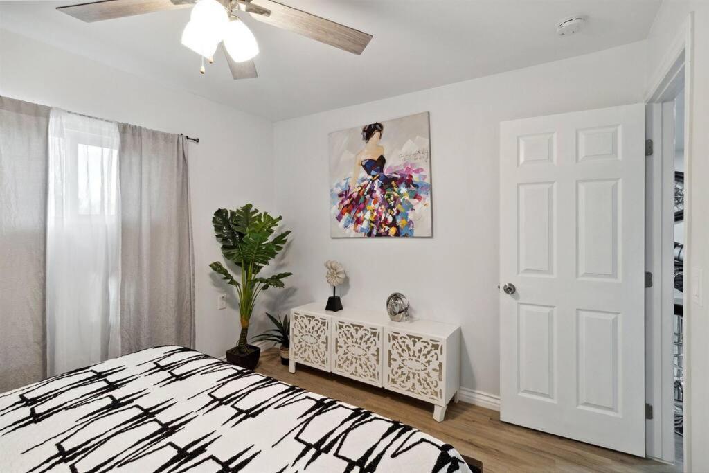 Modern City Ranch 3 Bdrm Family Home Access By Dirt Road パームデール エクステリア 写真