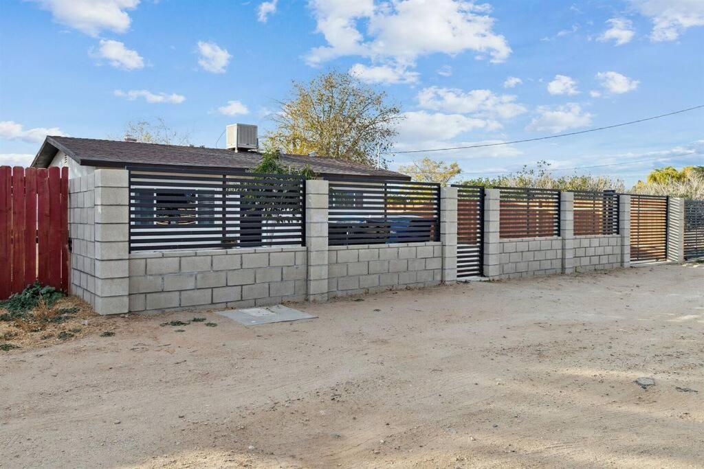 Modern City Ranch 3 Bdrm Family Home Access By Dirt Road パームデール エクステリア 写真